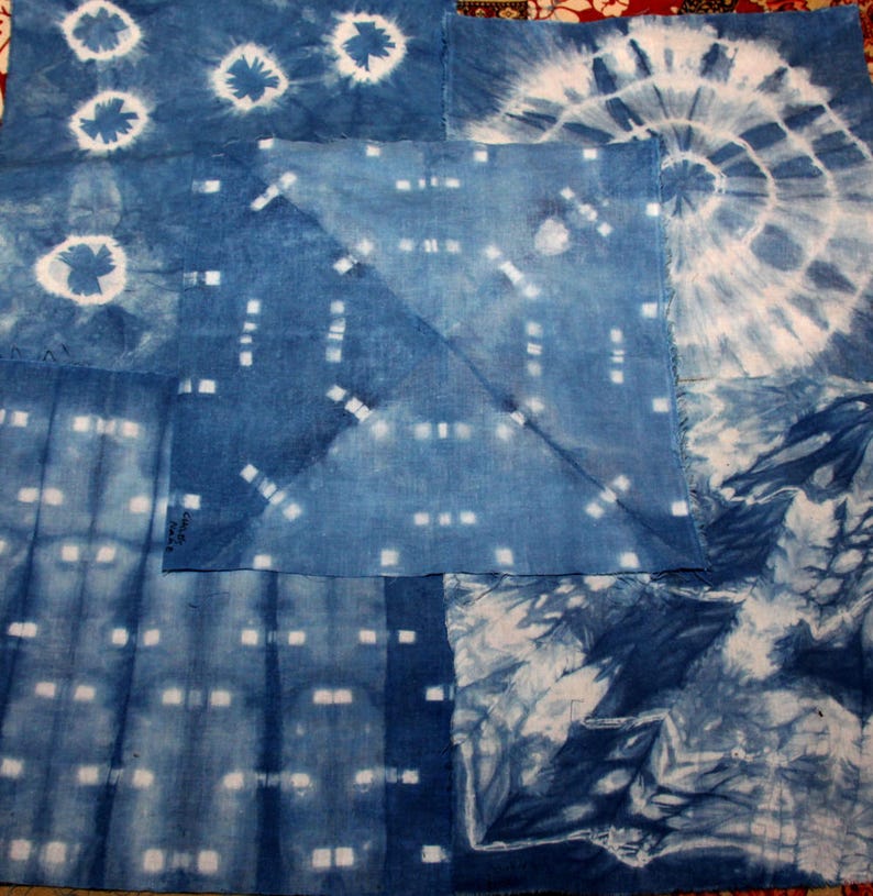 Puede incluir: Una colecci&oacute;n de cuadrados de tela azul y blanca con diferentes patrones de te&ntilde;ido anudado. Los cuadrados est&aacute;n cosidos juntos para crear una pieza de tela m&aacute;s grande.