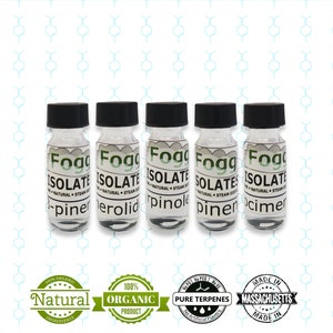 Pu&ograve; includere: Cinque piccoli flaconi di vetro con tappi neri, ognuno contenente un liquido trasparente. I flaconi sono etichettati "Fogg Isolate" e hanno diversi nomi di terpeni stampati su di essi. I flaconi sono disposti in fila su uno sfondo bianco. L'immagine include anche quattro etichette circolari con testo: "100% Organic Natural Ingredients", "100% Organic Product", "Pure Terpenes No PEG No PG No UG No Artificial Flavors", and "Made in Massachusetts Made In".
