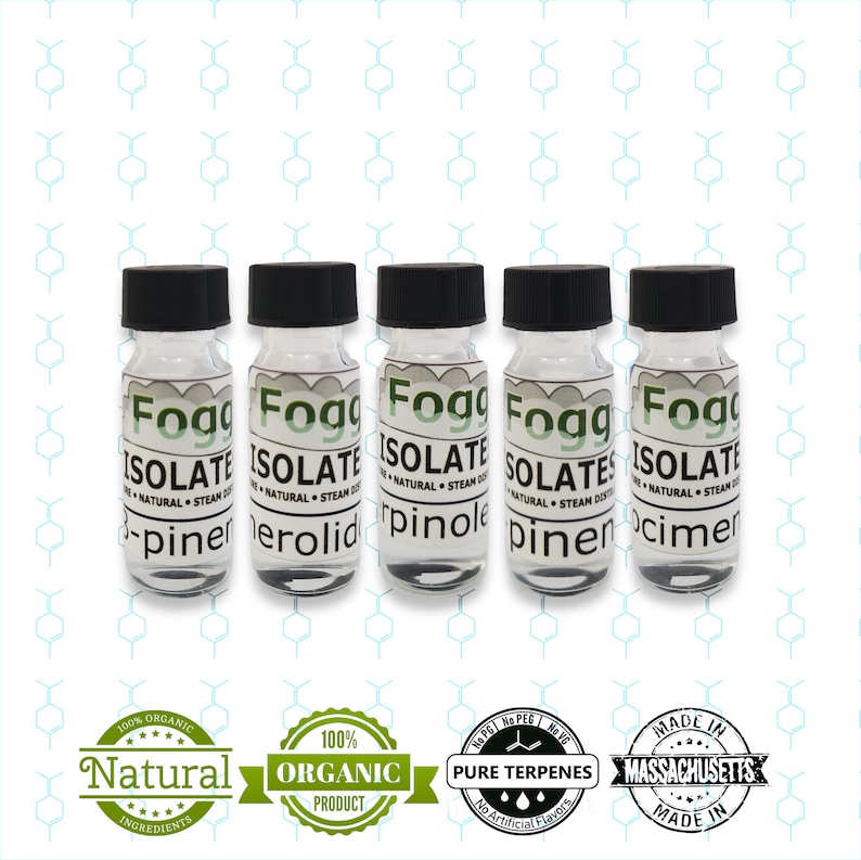 Pu&ograve; includere: Cinque piccoli flaconi di vetro con tappi neri, ognuno contenente un liquido trasparente. I flaconi sono etichettati "Fogg Isolate" e hanno diversi nomi di terpeni stampati su di essi. I flaconi sono disposti in fila su uno sfondo bianco. L'immagine include anche quattro etichette circolari con testo: "100% Organic Natural Ingredients", "100% Organic Product", "Pure Terpenes No PEG No PG No UG No Artificial Flavors", and "Made in Massachusetts Made In".