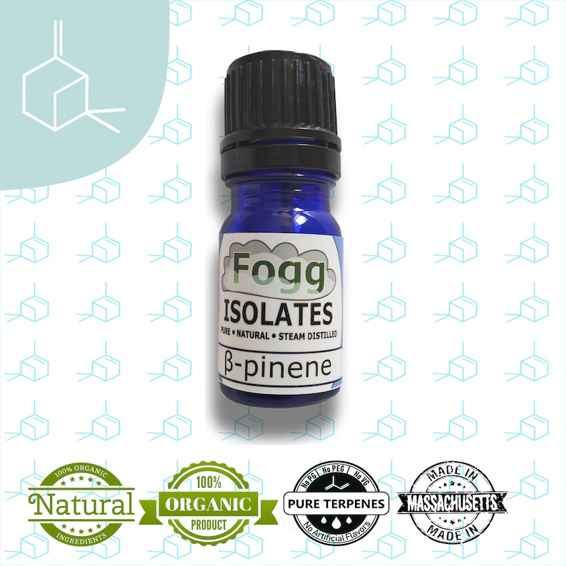 K&ouml;nnte beinhalten: Eine kleine blaue Glasflasche mit schwarzem Verschluss, beschriftet mit "Fogg Isolates Pure Natural Steam Distilled B-pinene". Die Flasche ist von vier runden Etiketten umgeben: "100% Organic Natural Ingredients", "100% Organic Product", "Pure Terpenes No PEG No PEG No PEG No Artificial Flavors", and "Made in Massachusetts Made In".