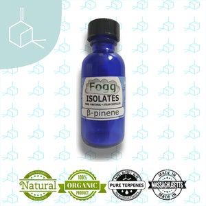 K&ouml;nnte beinhalten: Eine blaue Glasflasche mit einem wei&szlig;en Etikett, auf dem "Fogg Isolates Pure Natural Steam Distilled B-pinene" steht. Die Flasche ist von vier runden Etiketten umgeben: einem gr&uuml;nen Etikett mit der Aufschrift "100% Organic Natural Ingredients", einem gr&uuml;nen Etikett mit der Aufschrift "100% Organic Product", einem wei&szlig;en Etikett mit der Aufschrift "WSPGI No PEG No PG Pure Terpenes No Artificial Flavors" und einem roten Etikett mit der Aufschrift "Made in Massachusetts Made In".