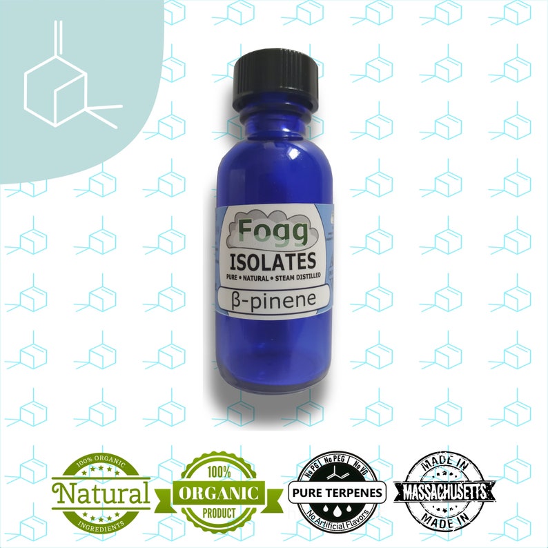 K&ouml;nnte beinhalten: Eine blaue Glasflasche mit einem wei&szlig;en Etikett, auf dem "Fogg Isolates Pure Natural Steam Distilled B-pinene" steht. Die Flasche ist von vier runden Etiketten umgeben: einem gr&uuml;nen Etikett mit der Aufschrift "100% Organic Natural Ingredients", einem gr&uuml;nen Etikett mit der Aufschrift "100% Organic Product", einem wei&szlig;en Etikett mit der Aufschrift "WSPGI No PEG No PG Pure Terpenes No Artificial Flavors" und einem roten Etikett mit der Aufschrift "Made in Massachusetts Made In".