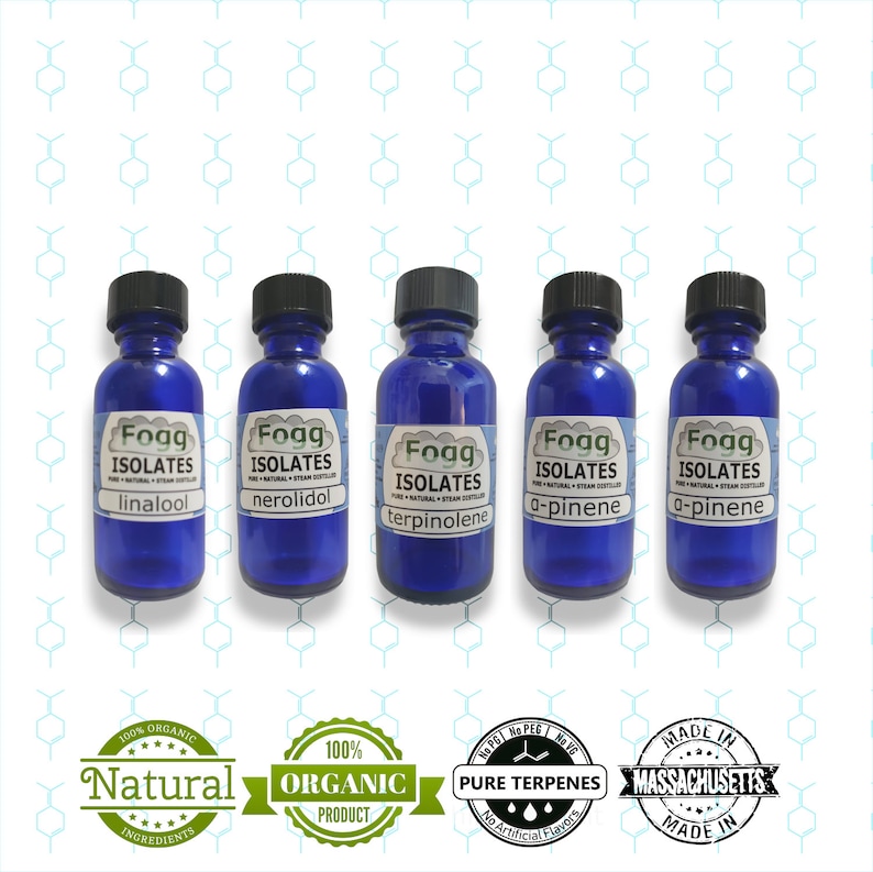 Pu&ograve; includere: Cinque piccoli flaconi di vetro blu con tappi neri, ognuno etichettato con "Fogg Isolates" e un diverso nome di terpene: linalolo, nerolidolo, terpinolene, alfa-pinene e alfa-pinene. I flaconi sono disposti in fila su uno sfondo bianco. Sotto i flaconi ci sono quattro etichette circolari: "100% Ingredienti Naturali Biologici", "Prodotto 100% Biologico", "Terpeni Puri Senza PEG Senza PG Senza BG Senza Aromi Artificiali" e "Prodotto in Massachusetts".