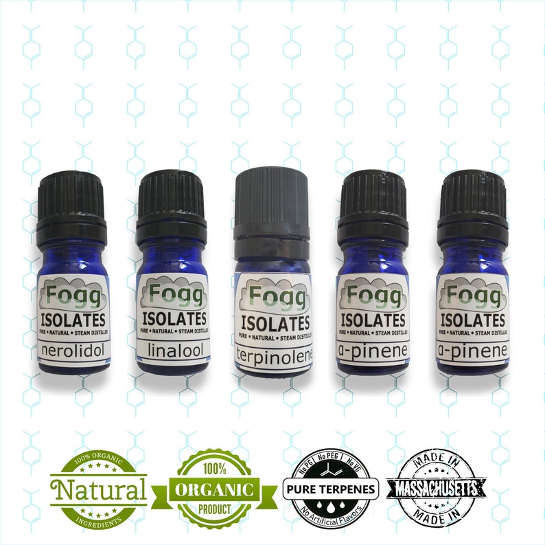 Pu&ograve; includere: Cinque piccoli flaconi di vetro blu con tappi neri, ognuno contenente un diverso isolato di olio essenziale. Le etichette riportano "Fogg Isolates" e elencano il tipo di isolato: "nerolidol", "linalool", "terpinolene", "alfa-pinene", e "alfa-pinene".