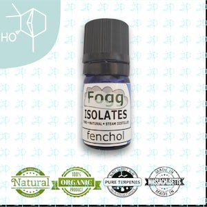 Puede incluir: Una botella de vidrio azul con una tapa negra, etiquetada como "Fogg Isolates Pure Natural Steam Distilled Fenchol". La botella está rodeada de etiquetas circulares verdes y blancas con texto, incluyendo "Ingredientes naturales", "Producto 100% orgánico", "Terpenos puros Sin sabores artificiales" y "Hecho en Massachusetts".