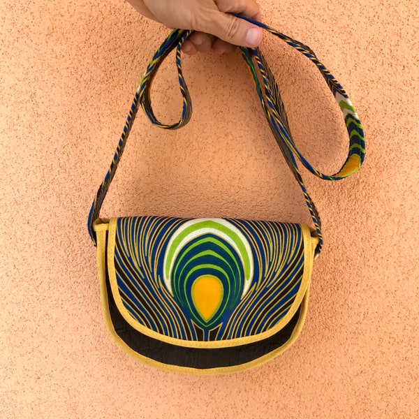 Bolso de mano de piel vegetal marrón, con tejido africano. Bandolera y cierre con solapa y botón magnético. Bolso bandolera pequeño vegano