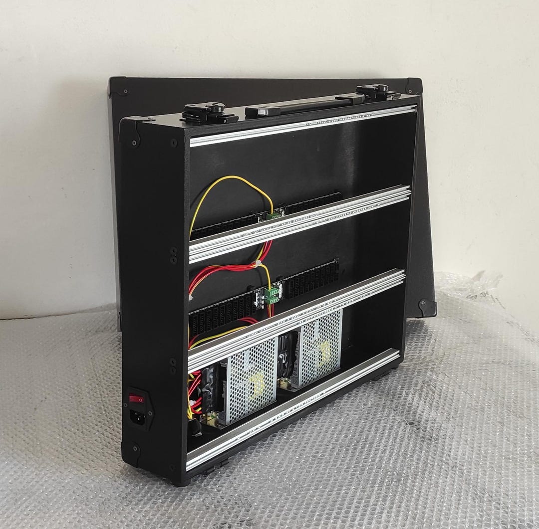 ユーロラック ケース 9u 104 hp ポータブル電源付き ブラック ユーロラック ケース 9u 104 hp ポータブル電源付き ブラック