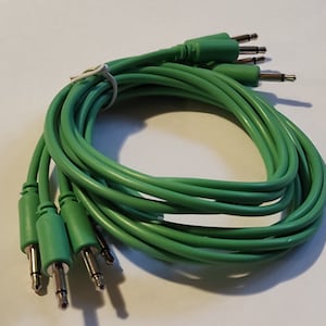 Può includere: Un set di sei cavi di patch audio verdi da 1/4 di pollice con connettori maschio-maschio.