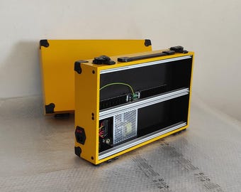 Moog謹製の電源内蔵型モジュラー・ケース、「Powered Eurorack