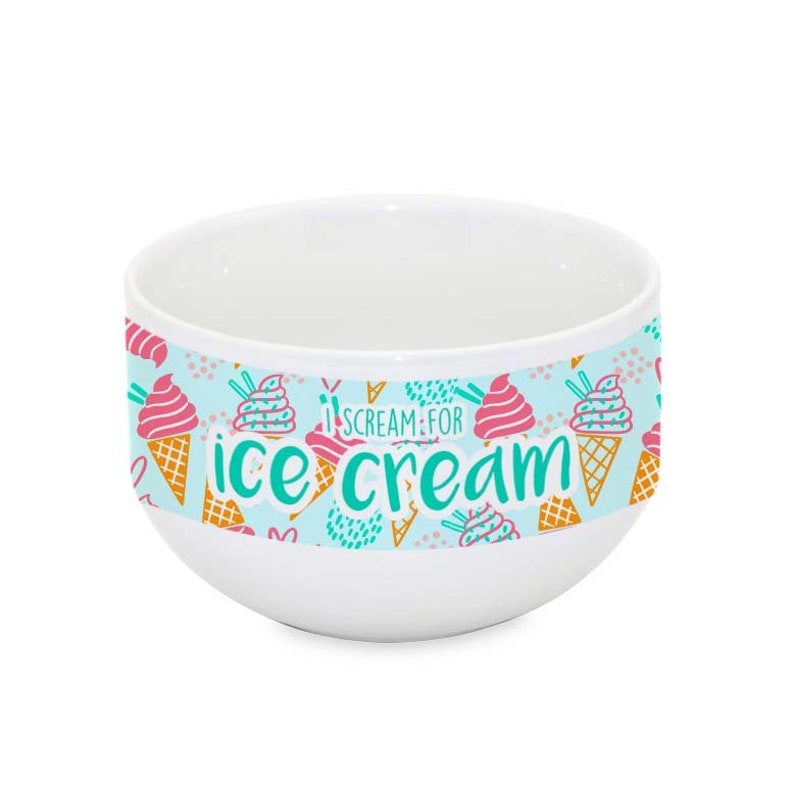 Puede incluir: Taz&oacute;n de cer&aacute;mica blanco con un patr&oacute;n de conos de helado azul y rosa. El taz&oacute;n tiene el texto "I scream for ice cream" impreso en &eacute;l.