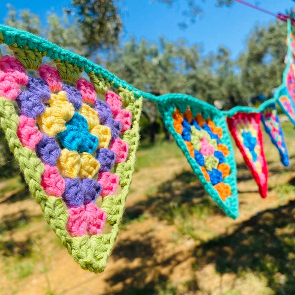 Ghirlanda colorata all'uncinetto, Ghirlanda di stendardi quadrati della nonna, Bandierine all'uncinetto, Ghirlanda con bandiera all'uncinetto, Ghirlanda per feste, Ghirlanda Boho all'uncinetto