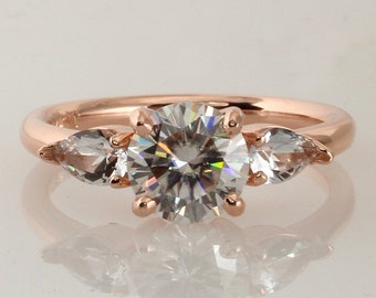 Anillo de compromiso de zafiro blanco / anillo de compromiso de oro rosa / zafiros blancos de pera / anillo de moissanita redonda EF color / anillo de diamantes de oro de 14k