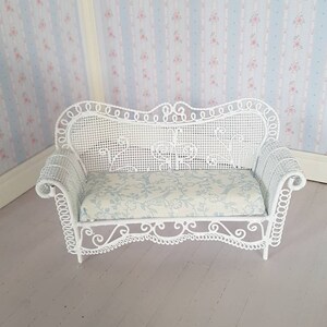 Canapé Miniature Pour Maison De Poupée 1:12 - Blanc à Fleurs - Accessoire Décoratif