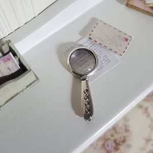 Escala 1:12, Letras de casa de bonecas, Lupa em miniatura, Mesa de casa de bonecas, Mesa de escrita de casa de bonecas, Vidro de leitura em miniatura, Óculos vintage