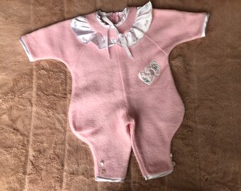 Lindo Vintage Encantador Original Fleece Sleeper Onesie para Bebé con Piernas Estilo Jodhpur, Cremallera, Corazones Apliques en el Frente, Cuello, 6 Meses