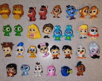 Puede incluir: Una colección de 30 pequeñas figuras de plástico de personajes de Disney. Los personajes incluyen Simba, Aladdin, Woody, Mickey Mouse, Dory, y muchos más.