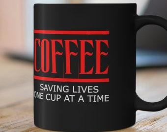 Taza de café divertida con texto en inglés "Coffee Saving Lives" de 11 oz