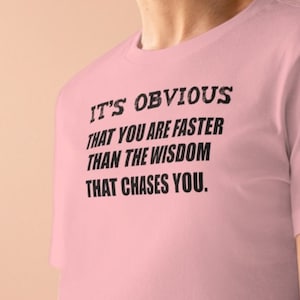Puede incluir: Camiseta rosa con texto negro que dice "Es obvio que eres más rápido que la sabiduría que te persigue."