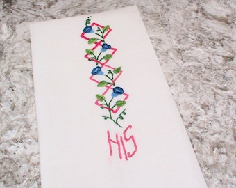 Vintage Hand Embroidered Hand Towel, Guest Towel, Fingertip Towel
