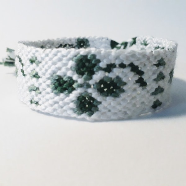 bracelet brésilien 18 fils DMC (modèle : the lucky shamrock)