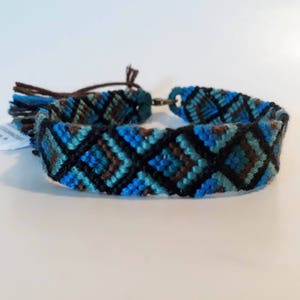 Brazilian bracelet 12 DMC yarns (model: peacock feathers)