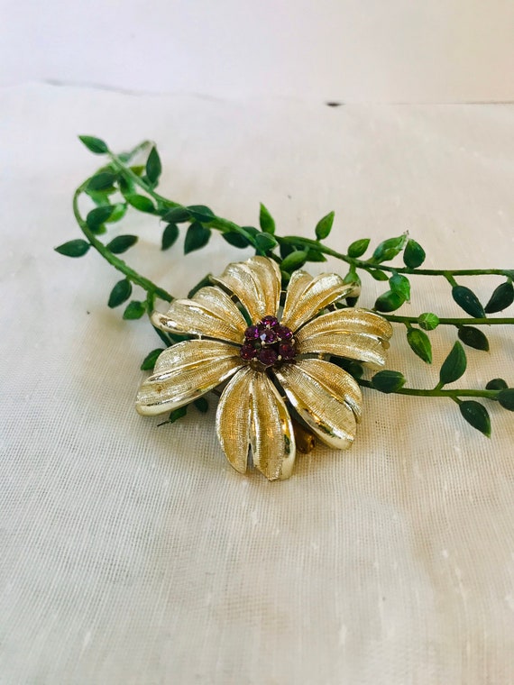 Costume jewelry, gold daisy with purple rhineston… - image 1