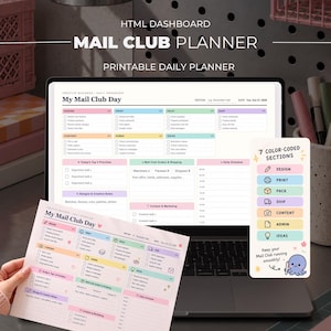 Può includere: Un pianificatore giornaliero stampabile intitolato My Mail Club Day visualizzato sullo schermo di un computer portatile e su un foglio di carta. Il pianificatore presenta sezioni codificate a colori per design, stampa, imballaggio, spedizione, contenuti, amministrazione e idee con caselle di controllo.