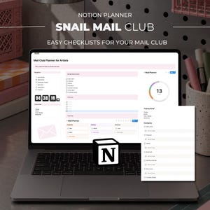 Op de afbeelding: Een laptop met een Notion-planner genaamd Mail Club Planner for Artists met checklists, een digitale klok en een voortgangscirkel. Het scherm toont secties voor postinhoud, takenlijsten en thema-instructies met roze en blauwe accenten.