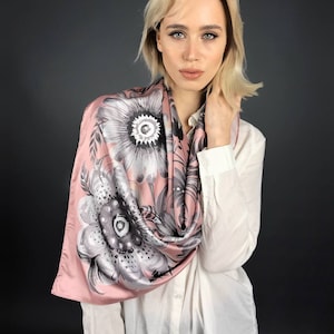 Foulard carré en soie rose poudré, tableau Petrykivka, foulard en soie à motif floral, cadeau d&#39;anniversaire pour elle