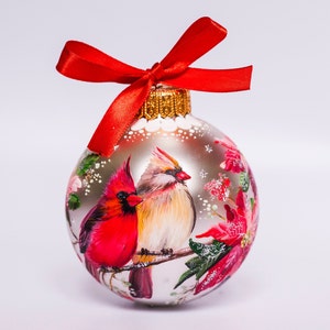Paar rote Kardinäle Weihnachtsglasverzierung, kundenspezifische handgemalte Feiertagskugel, personalisiertes Weihnachtsgeschenk, Kardinäle-Winter-Dekor