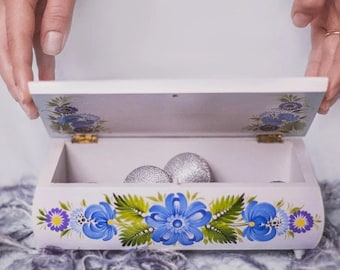 Caja de joyería de madera blanca Petrykivka / decoración del hogar de arte ucraniano, caja de recuerdo de flores azules, pintado a mano, regalo del día de la madre, regalo para mamá