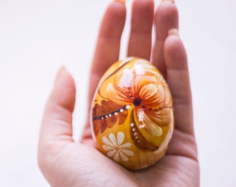 Huevo de Pascua pintado en oro de PETRYKIVKA, huevos Pysanky, huevos decorativos de Ucrania, huevo de madera pintado a mano con flor dorada, decoración popular de Pascua.