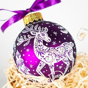 Ornamento natalizio a forma di renna dipinto a mano, pallina di vetro viola dal design scandinavo, ornamenti a forma di cervo, regalo di Natale personalizzato per nonno e papà.