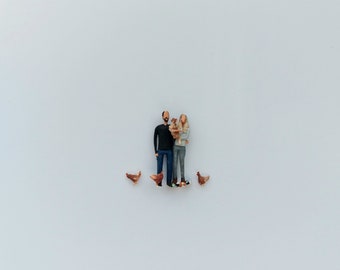 Figurina in miniatura personalizzata, ritratto di coppia o di famiglia con animali domestici, realizzata su misura.