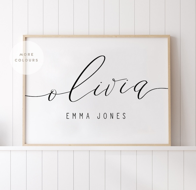 Op de afbeelding: Een zwart-witte printbare wanddecoratie met de naam Olivia in cursief schrift. De tekst "Emma Jones" staat in een sans-serif lettertype onder de naam.