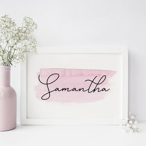 Pu&ograve; includere: Una cornice bianca con uno sfondo acquerellato rosa e il nome "Samantha" scritto in corsivo nero.