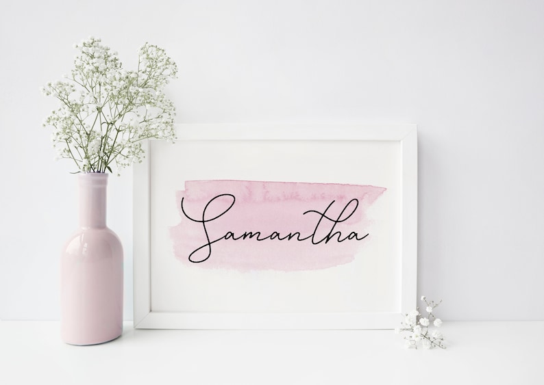 Pu&ograve; includere: Una cornice bianca con uno sfondo acquerellato rosa e il nome "Samantha" scritto in corsivo nero.