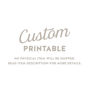 Pu&ograve; includere: Una grafica di download digitale che dice "Custom Printable" in grigio. Il testo sotto dice "Nessun articolo fisico verr&agrave; spedito. Leggi la descrizione dell'articolo per maggiori dettagli."