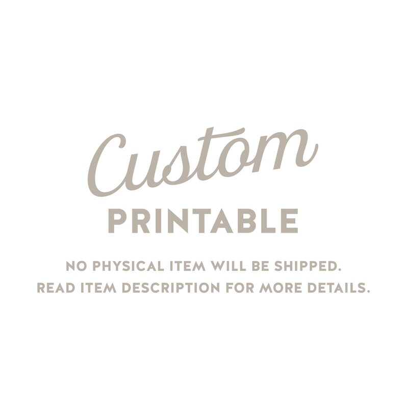 Pu&ograve; includere: Una grafica di download digitale che dice "Custom Printable" in grigio. Il testo sotto dice "Nessun articolo fisico verr&agrave; spedito. Leggi la descrizione dell'articolo per maggiori dettagli."