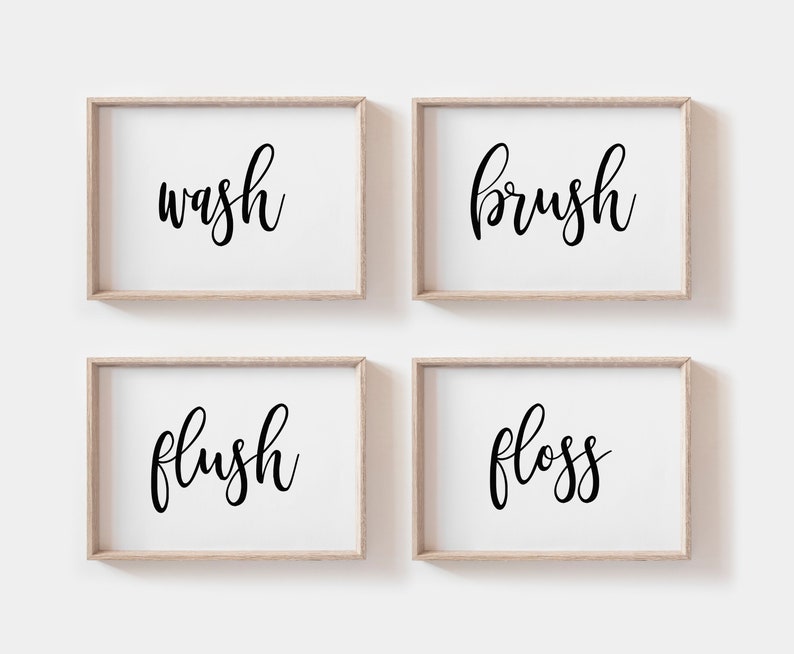 K&ouml;nnte beinhalten: Vier gerahmte Drucke mit schwarzer Kalligraphie auf wei&szlig;em Hintergrund. Die Drucke lauten "wash", "brush", "flush" und "floss".