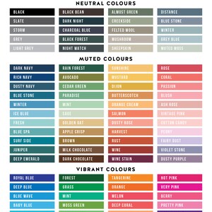 Op de afbeelding: Een kleurenkaart met een verscheidenheid aan kleuren, georganiseerd in drie categorie&euml;n: Neutrale kleuren, Gedempte kleuren en Levendige kleuren. Elke kleur is gelabeld met een beschrijvende naam, zoals "Black Bean", "Dusty Rose" en "Deep Coral".