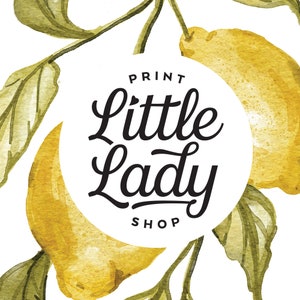 Pode incluir: Ilustra&ccedil;&atilde;o em aquarela com lim&otilde;es e folhas. Um c&iacute;rculo branco no centro exibe o texto "PRINT Little Lady SHOP" em escrita preta. Os lim&otilde;es s&atilde;o amarelos e as folhas s&atilde;o verdes.