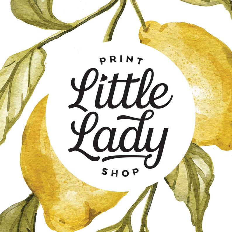 Pode incluir: Ilustra&ccedil;&atilde;o em aquarela com lim&otilde;es e folhas. Um c&iacute;rculo branco no centro exibe o texto "PRINT Little Lady SHOP" em escrita preta. Os lim&otilde;es s&atilde;o amarelos e as folhas s&atilde;o verdes.