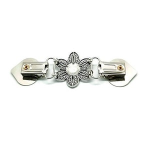 K&ouml;nnte beinhalten: Silberfarbener Metallverschluss mit floraler Mitte und zwei herzf&ouml;rmigen Endst&uuml;cken. Der Verschluss hat ein filigranes Blumendesign mit einem zentralen, klaren Stein. Zum Befestigen von Kleidungsst&uuml;cken oder Accessoires.