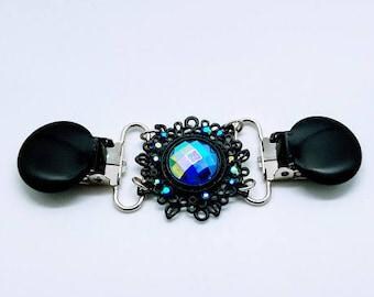 Pinza vintage para suéter con estampado floral / Protector de cárdigan con gema negra y azul