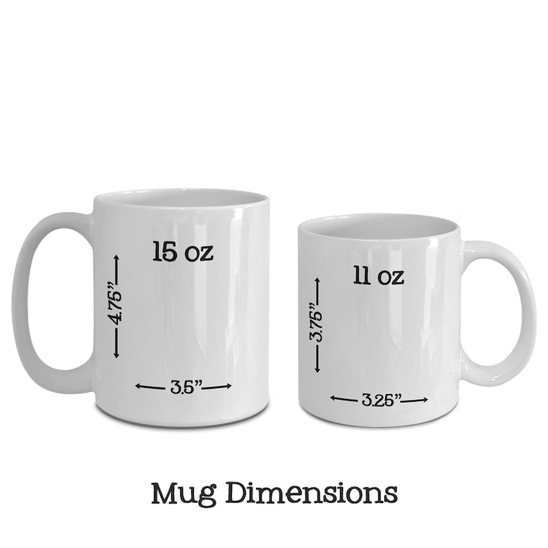 Peut inclure: Deux tasses en c&eacute;ramique blanche avec du texte noir indiquant leurs dimensions. La plus grande tasse est de 15 oz et mesure 12,1 cm de haut et 8,9 cm de large. La plus petite tasse est de 11 oz et mesure 9,5 cm de haut et 8,3 cm de large. Le texte "Dimensions de la tasse" est sous les tasses.