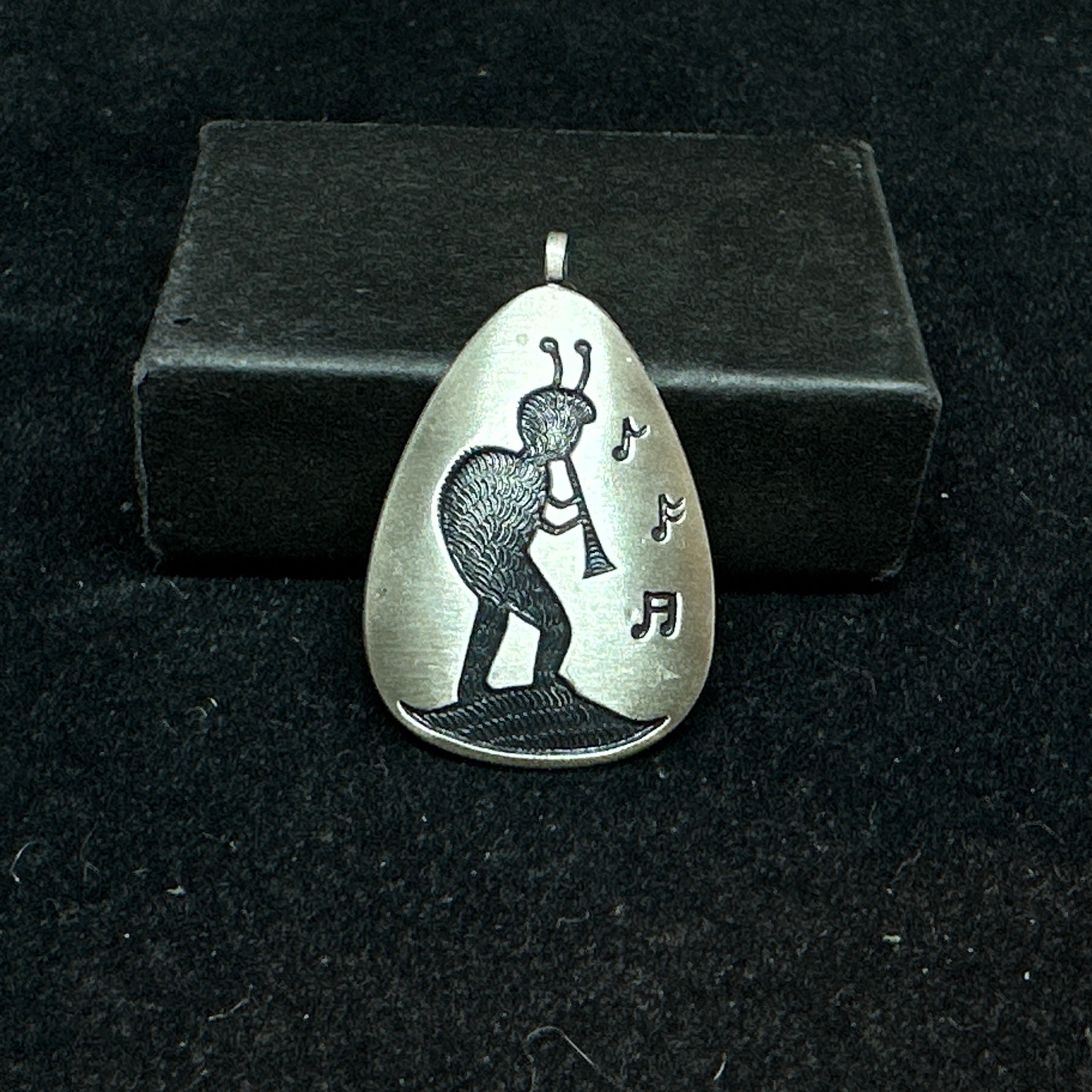 Colgante Kokopelli con revestimiento de plata esterlina MARCADO