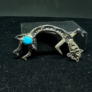 Argent sterling estampé et épinglette turquoise Yei Bi Che Kachina, MARQUÉE