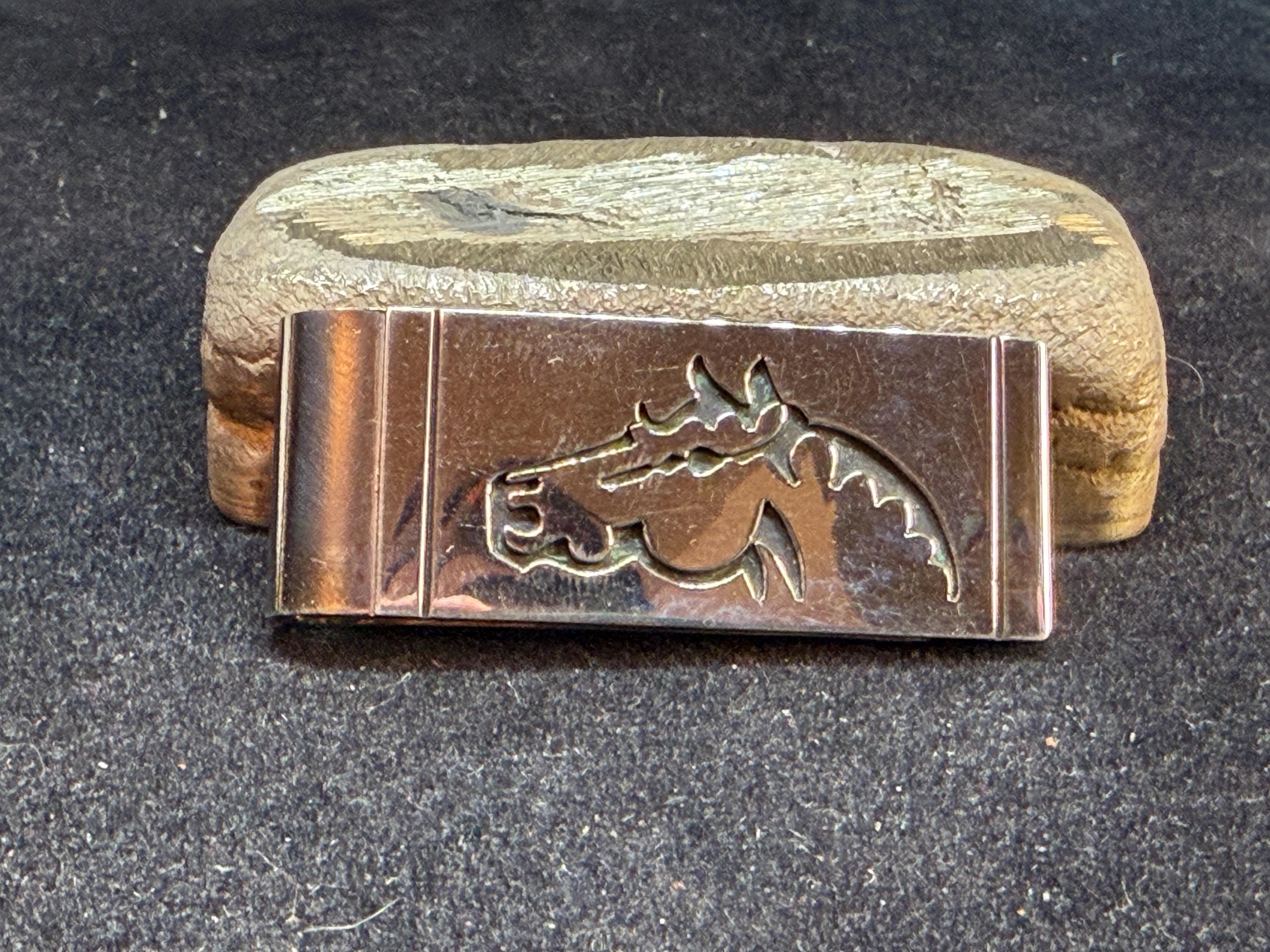 ナバホ族のスターリングシルバーオーバーレイ馬頭マネークリップマーク