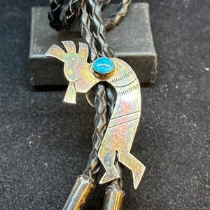 Corbata bolo Kokopelli de plata esterlina estampada con turquesa MARCADA